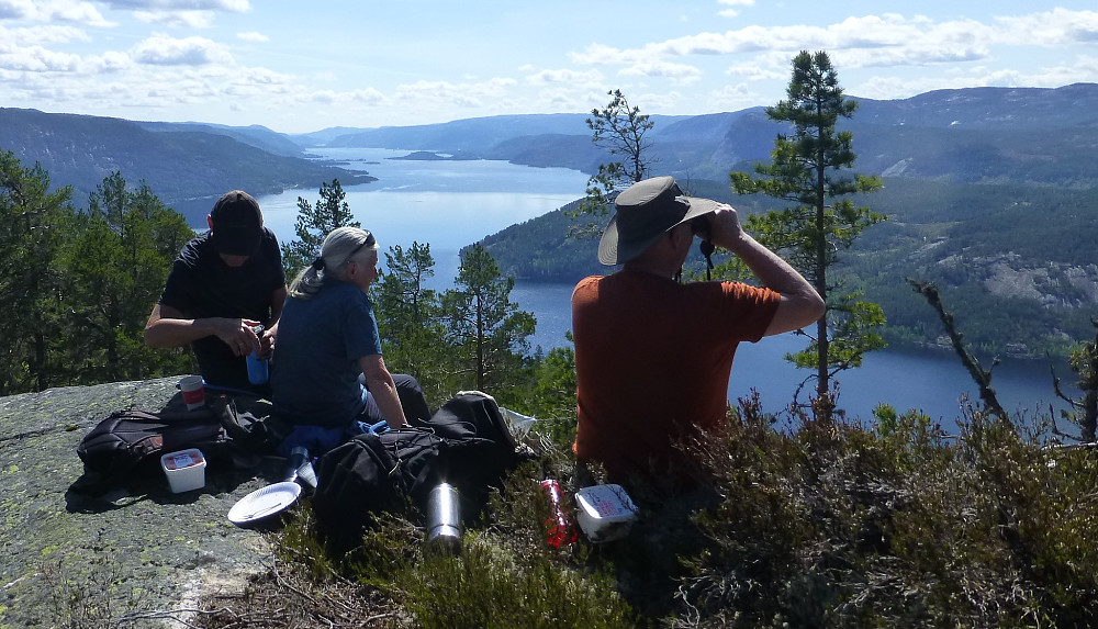 Topp rasteplass med fantastisk utsikt. Øyvind ser om det er klatrere på Hægefjell