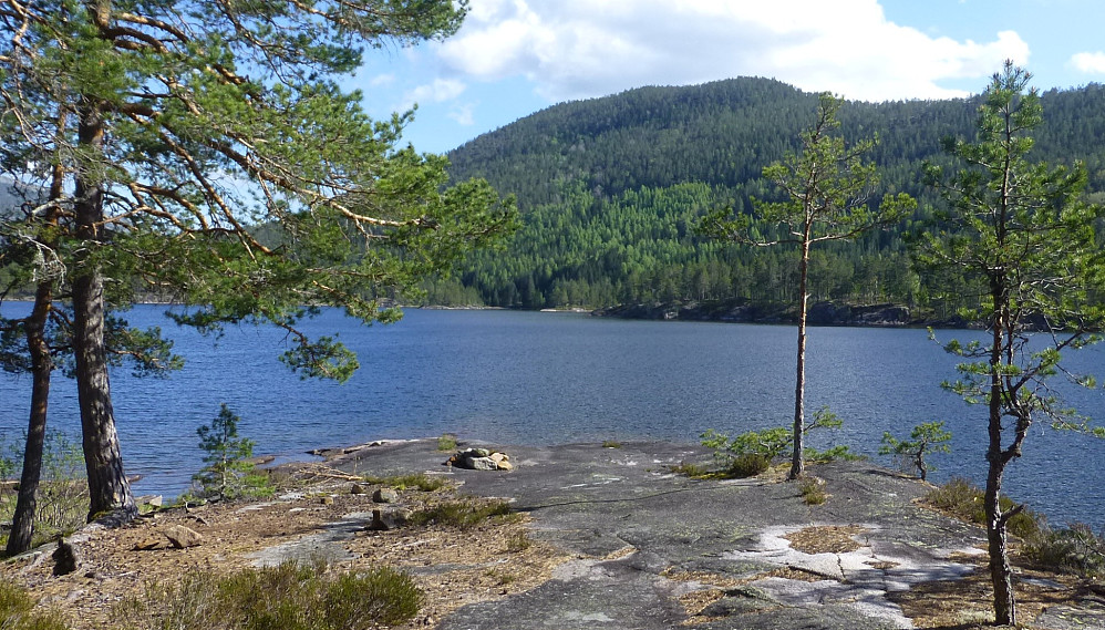 En av raste- badeplassene langs Nisser. Vi kommer tilbake når temperaturen i vannet er høyere. Tarjeisberget bak.