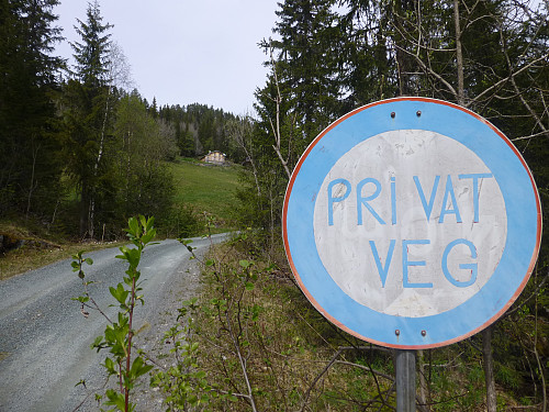 Privat veg skilt etter vi har syklet under brua. Det er ingen bom før etter Skofterud.