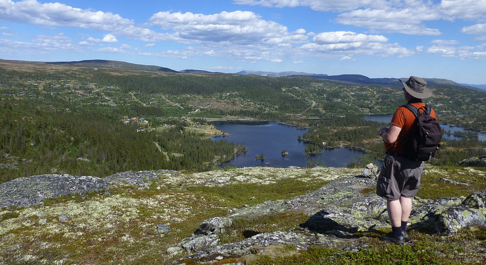 Øyvind ser utover hyttlandskapet, tragisk