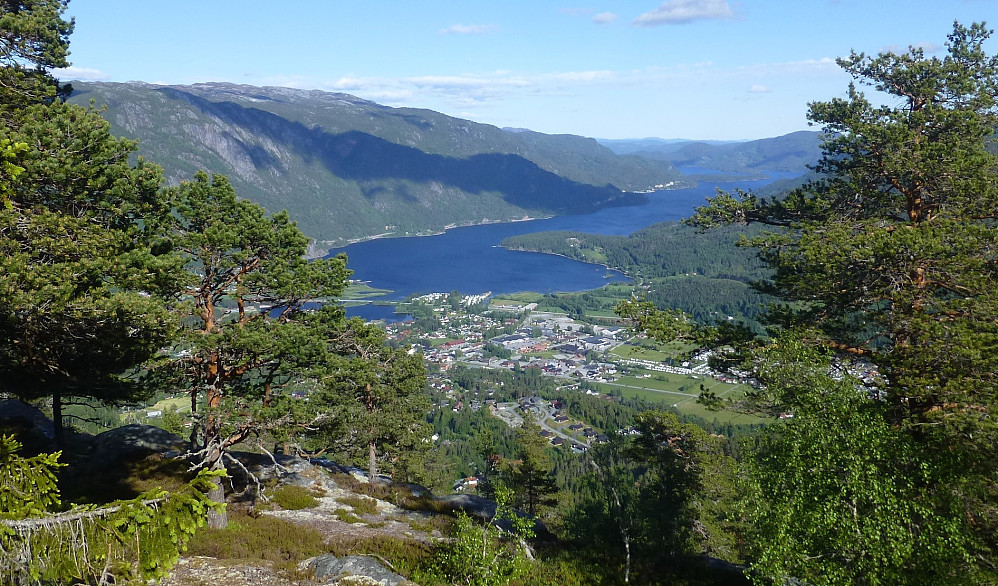 Utsikten mot Seljord blir bedre og bedre etter jeg kommer frampå