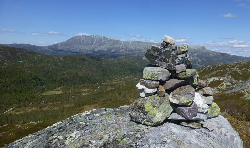 Varden på toppen med Gaustatoppen
