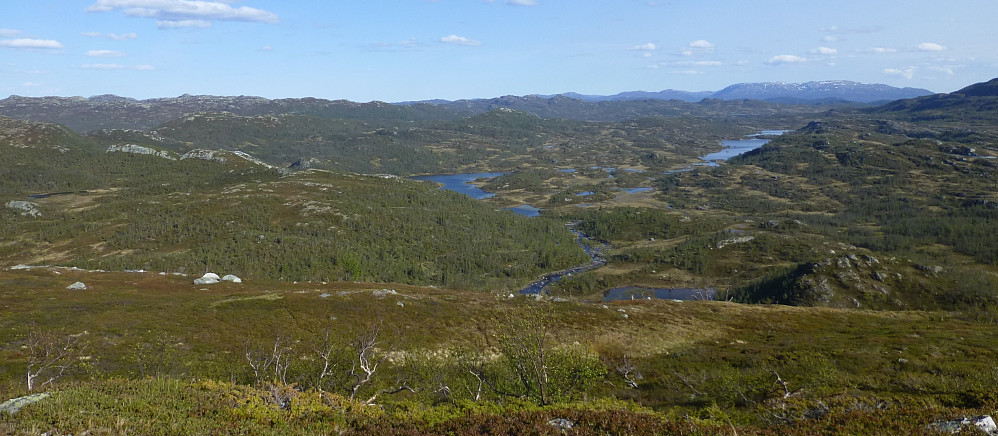 Utsikt innover landskapsvernområdet. Mælefjell ses bak til høyre