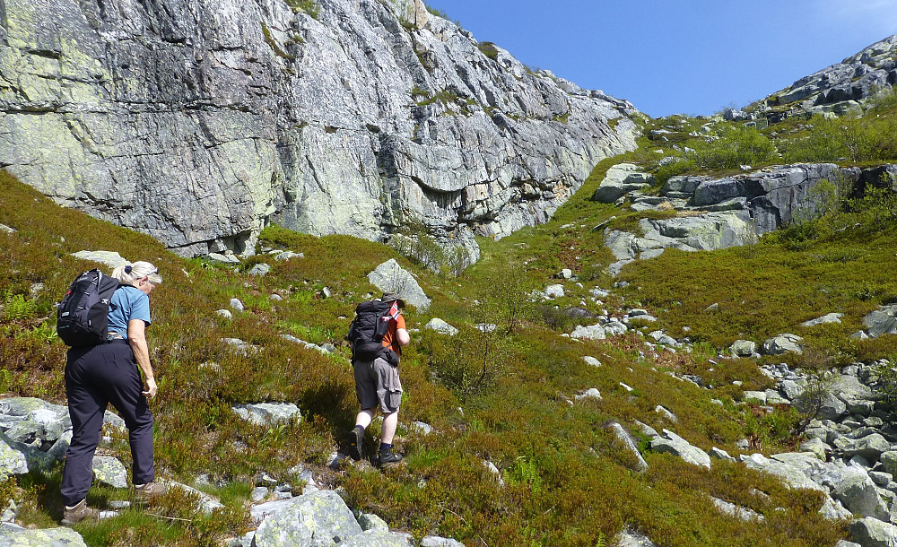 Her har vi møtt fjellveggen og følger den oppover ei renne