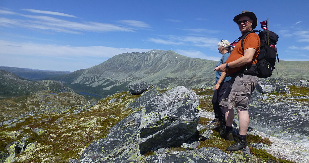 Øyvind og Liv på ryggen nedover med utsikt til Gaustatoppen

