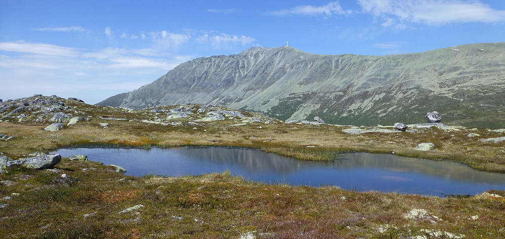 Flere småtjønner her oppe som gir et fint bilde av Gaustatoppen
