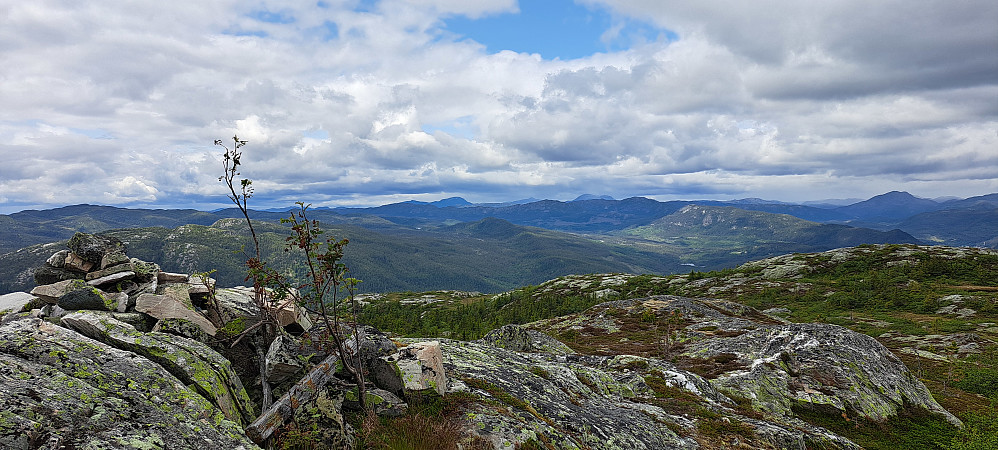 Utsikt fra toppen med varden. Vi ser fra venstre Bonsnos, Gaustaknea (toppen ligger i tåke) og Heddersfjell/Toreskyrkja