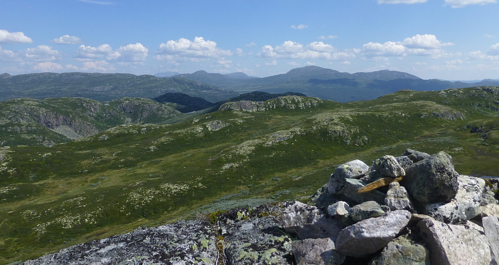 Utsikt fra toppen med en liten varde. Gaustatoppen, Brattefjell ses i horisonten.