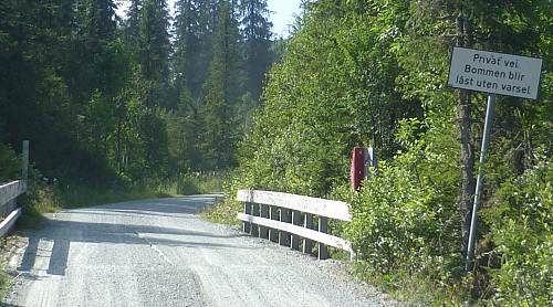 Bomveg. Vi hadde avtale med en av grunneierne her inne.
