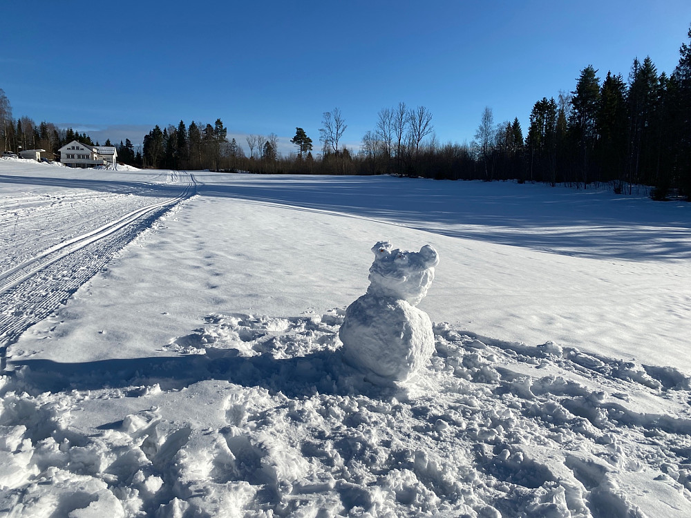 Koselig snømann eller snøbamse på jordet nedenfor Stokker.
