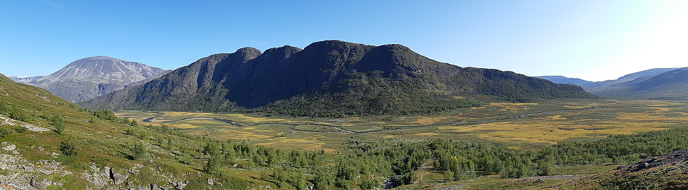Knutshøe reiser seg majestetisk i utsikten fra oppstigningen til Bukkehåmåren. Besshøe t.v.