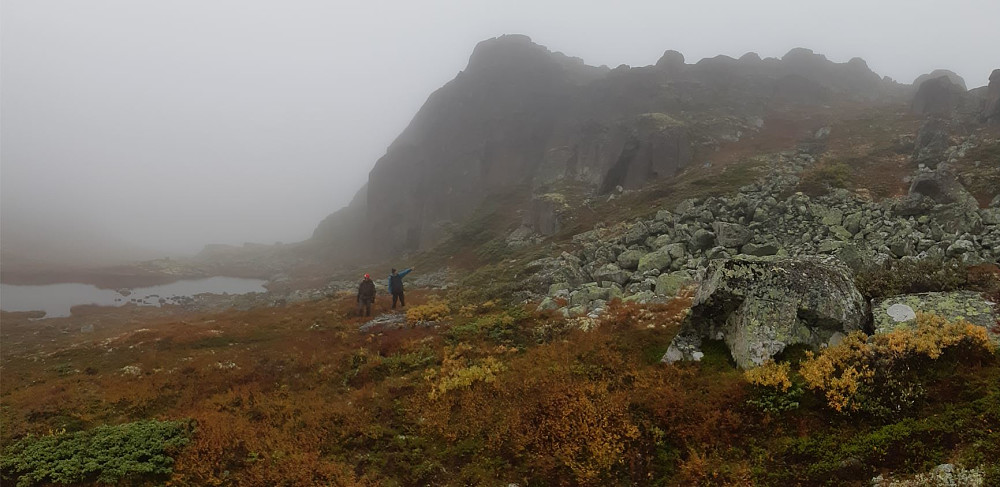 Under Jøransetfjellet (1296). Fint og kupert terreng på fjellmassivet. Her fikk vi et glimt av omgivelsene.