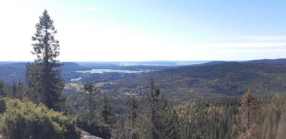 Utsikten fra Gaupekollen i Nordmarka, med vidt utsyn bl.a. over Maridalsvannet og Oslofjorden.