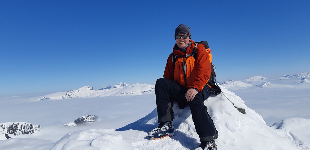 På toppen av Storebjørn, 2222 m.