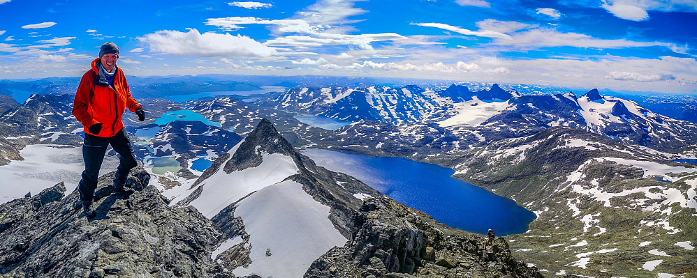 Utsikten sørover fra Uranostinden, ned mot Søre Uranostind, Uradalsvatnet og Tyin. (Foto: Morten Helgesen)