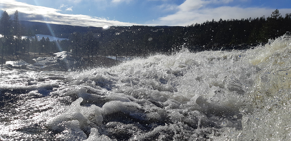 Rikelig vannføring i høstfjellet, her fra Lislevatnet nær Butjønnseter - utgangspunkt for tur til Blenuten.