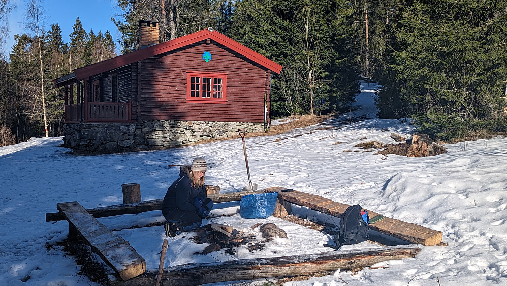 Sterkerud speiderhytte - ganske ukjent, men fin opplevelse. Åpningstider står på nett. Ligger mellom Ski og Bru, i et terreng rett utenfor Østmarka.