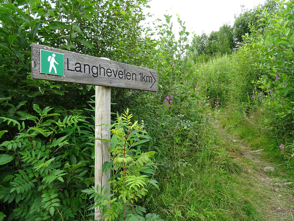 Skiltet og merket sti inn til Langhevelen