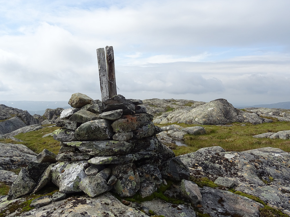Trigpunktvarden på toppen av Søre Grøndalsfjellet. Høyeste punkt er klumpen bak til høyre ca 20 meter bak.