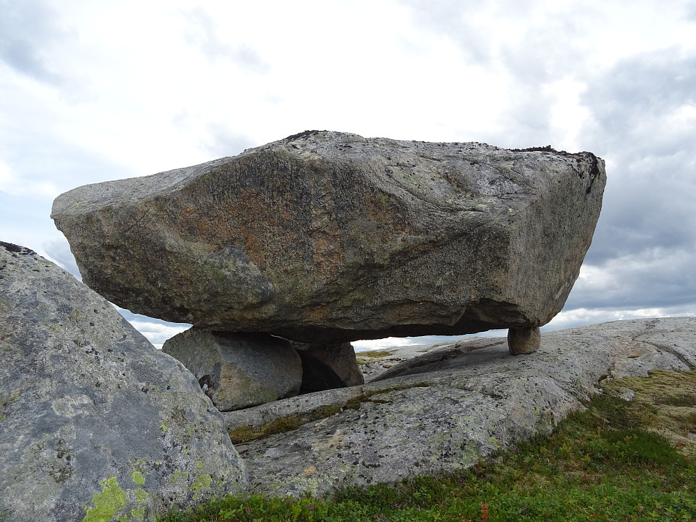 Den lille steinen under denne store steinen på Slættfjellet har en tung bør å bære.