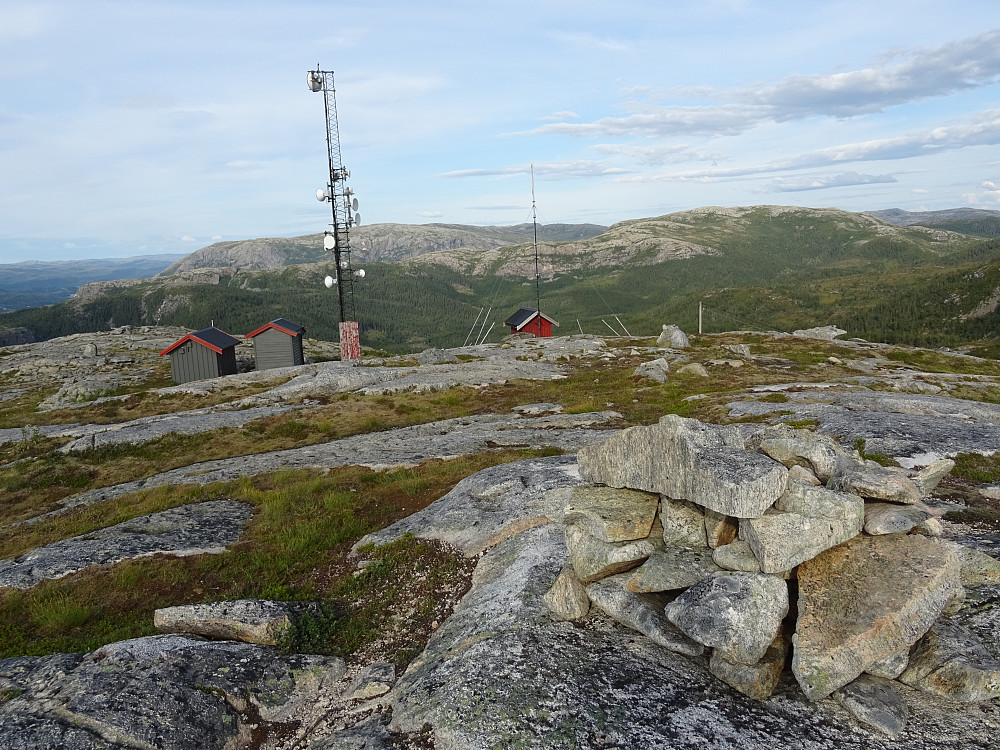 Mastra og bygningen på toppen av Simabakklumpen sett fra toppvarden
