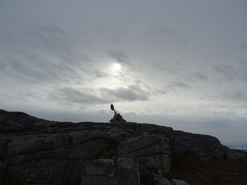 Toppvarden på Svartfjellet i sikte. Sola prøver å titte fram