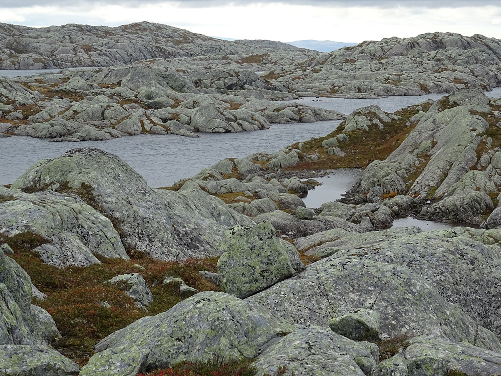 Spennende gråberg mot Nesåfjella