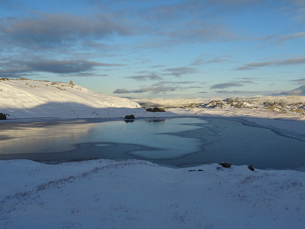 Dette flotte vannet passeres på oppstigningen mot Ånnvikfjellet