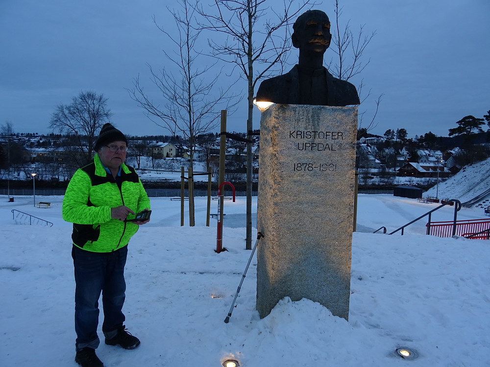 Magne ved statuen av Kristofer Updal