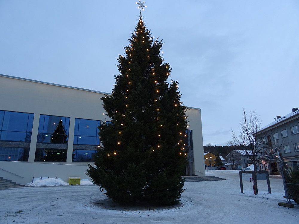 Juletre på torget i Steinkjer