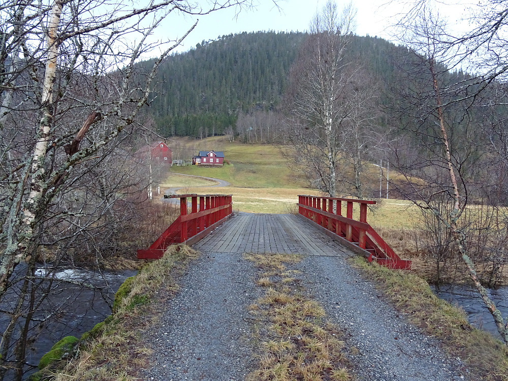 Brua over Krokelva mot gården Lia