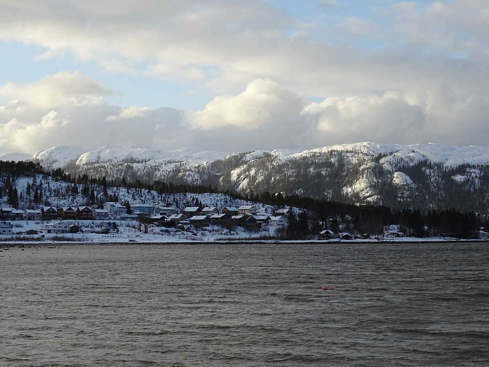 Ramsvika i Vemundvik med det mektige Rapfjellet på Otterøya i bakgrunnen