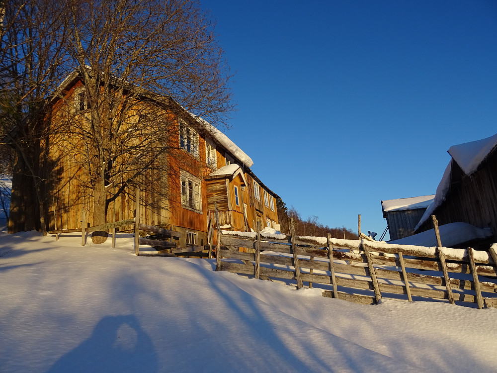 Den ærverdige gamle gården Høydalen. Herfra går det merket sti opp til Høydalskamben