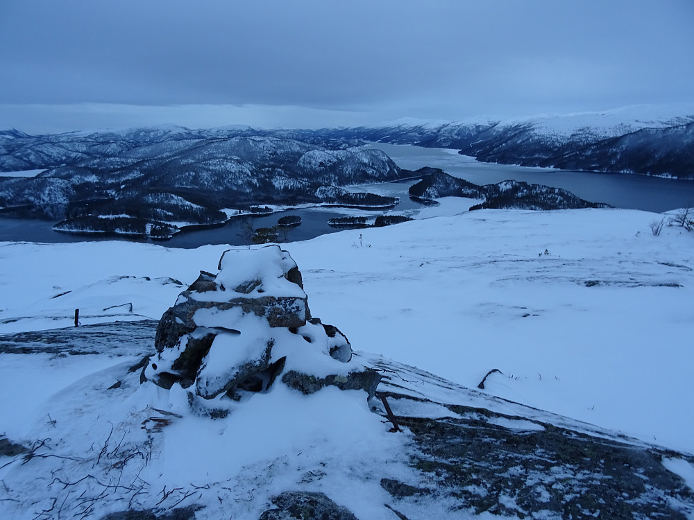 Toppvarden på Straumsnesfjellet med flott utsikt mot sjøen utenfor Bangsund
