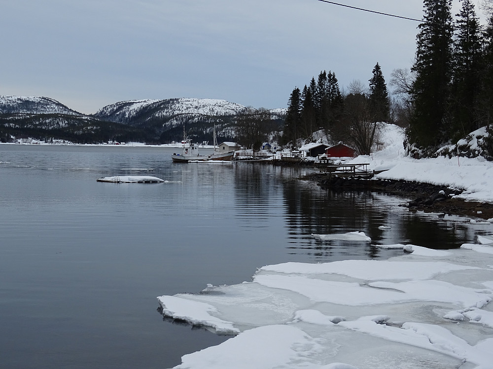 Nede ved sjøen på Ganes i Vemundvik