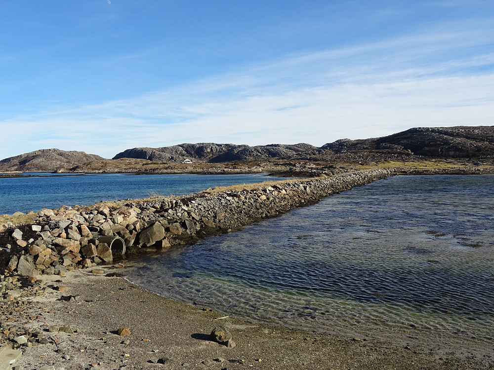 Parkering ved denne moloen på Valøya