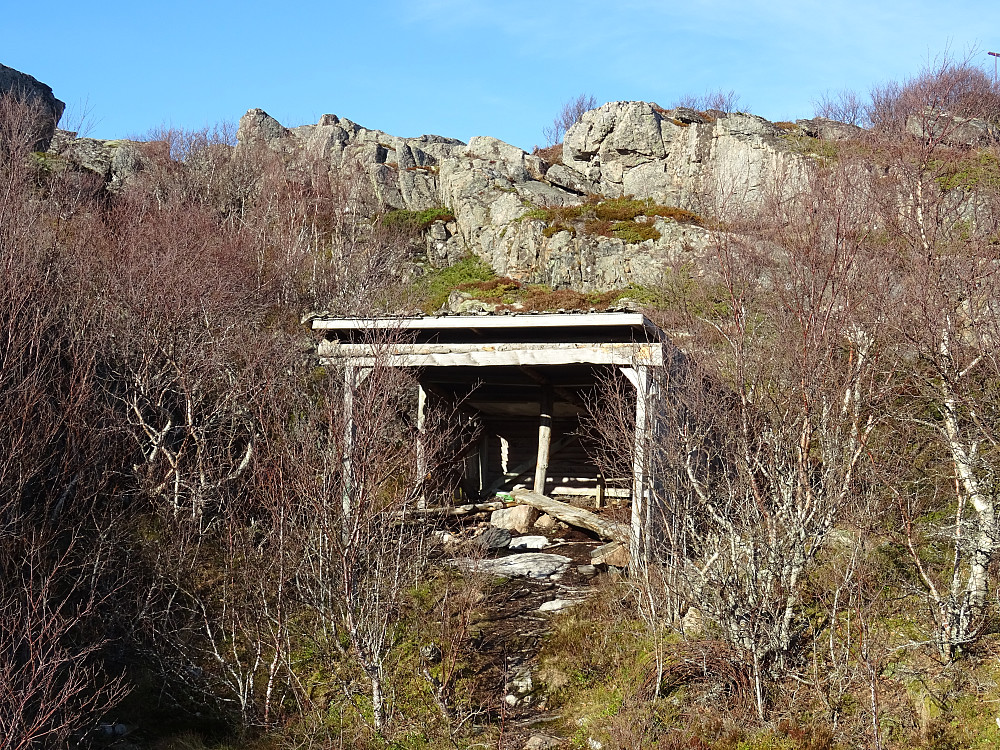 Gapahuk ved stien til Valøytind