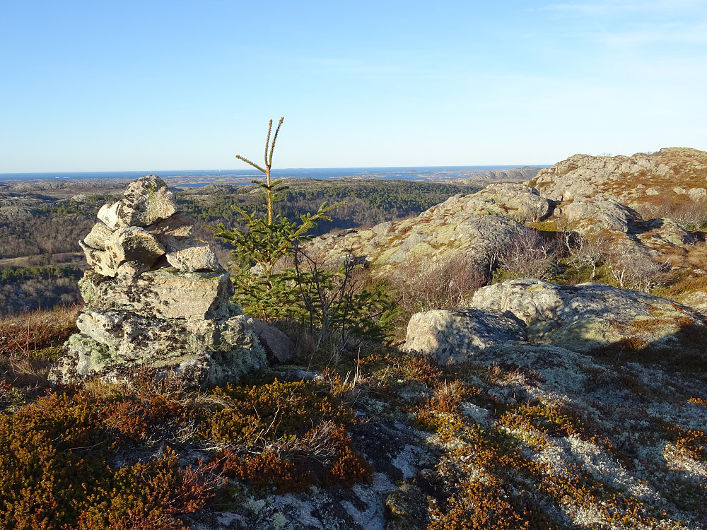 Varden på utkikkspunktet på Henneskardfjellet, med høyeste punkt til høyre i bildet