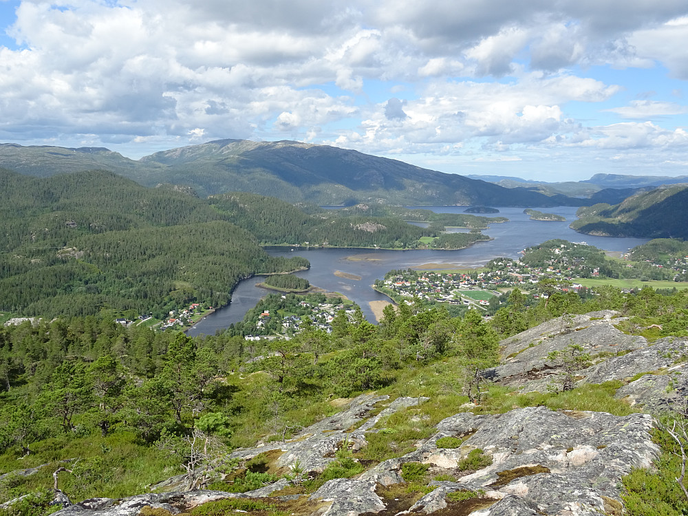 Flott utsikt fra Håmyrfjellet mot Bangsund 