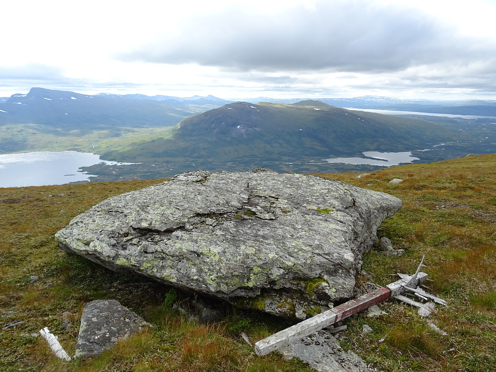 Trigpunkt på flat stein 30 meter fra toppen på Gaske-Seavrije