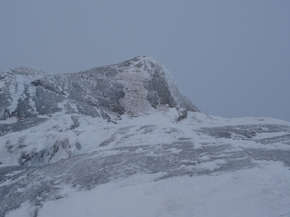 Toppen av Stormyrfjellet i tåke