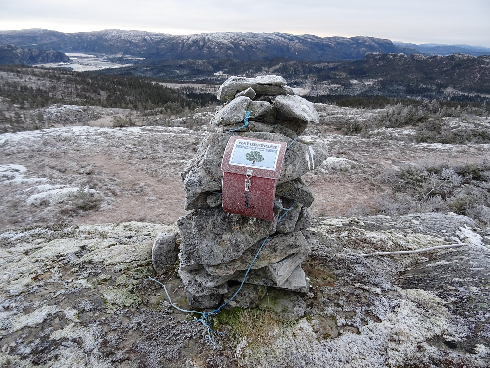 Varden på Heiafjellet med turkasse fra "Naturperler i Namsos"