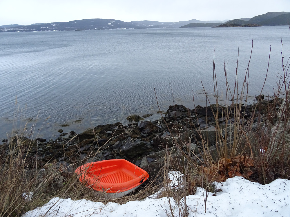 Liten båt og Åsenfjorden bak. 