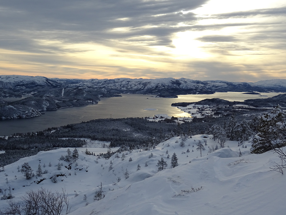 Utsikt fra oppgangen mot Moldvikfjellet mot Namsenfjorden