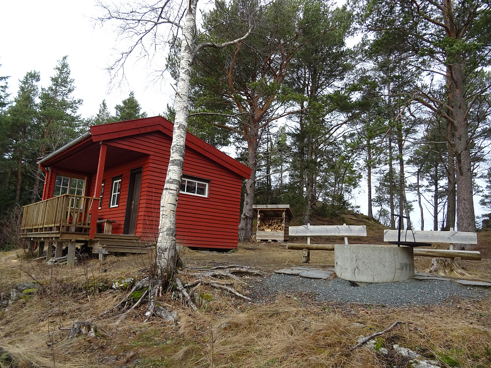 Hytte og bålplass like før toppen av Kongshåmmåren