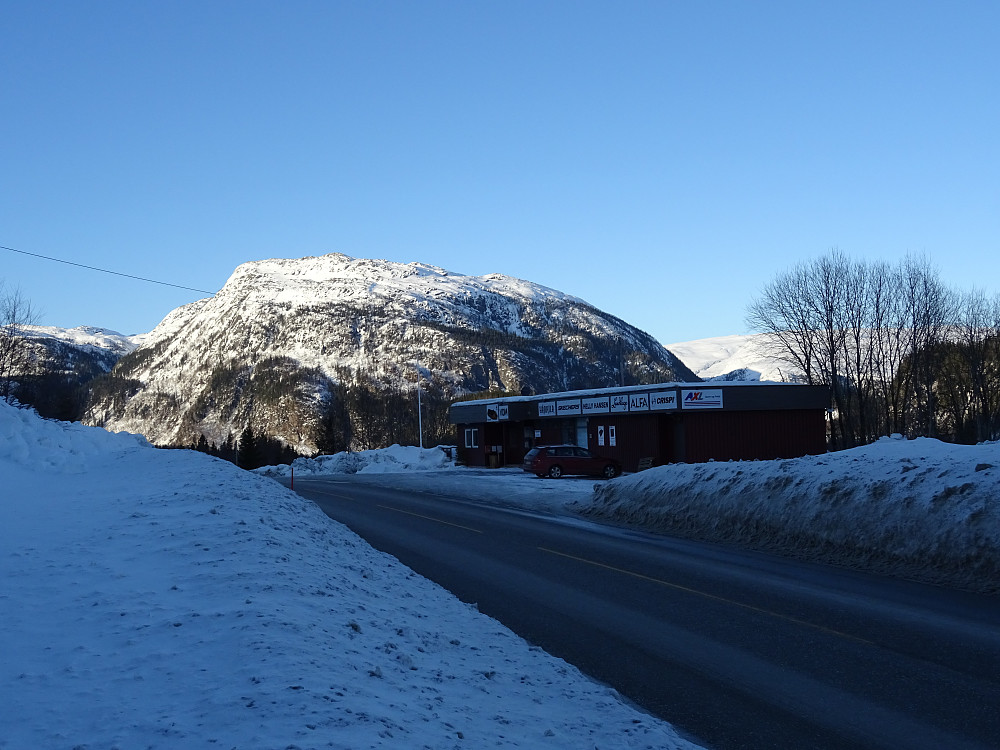 Parkering ved villmarksbutikken på Kongsmoen. Kubåsfjellet i bakgrunnen