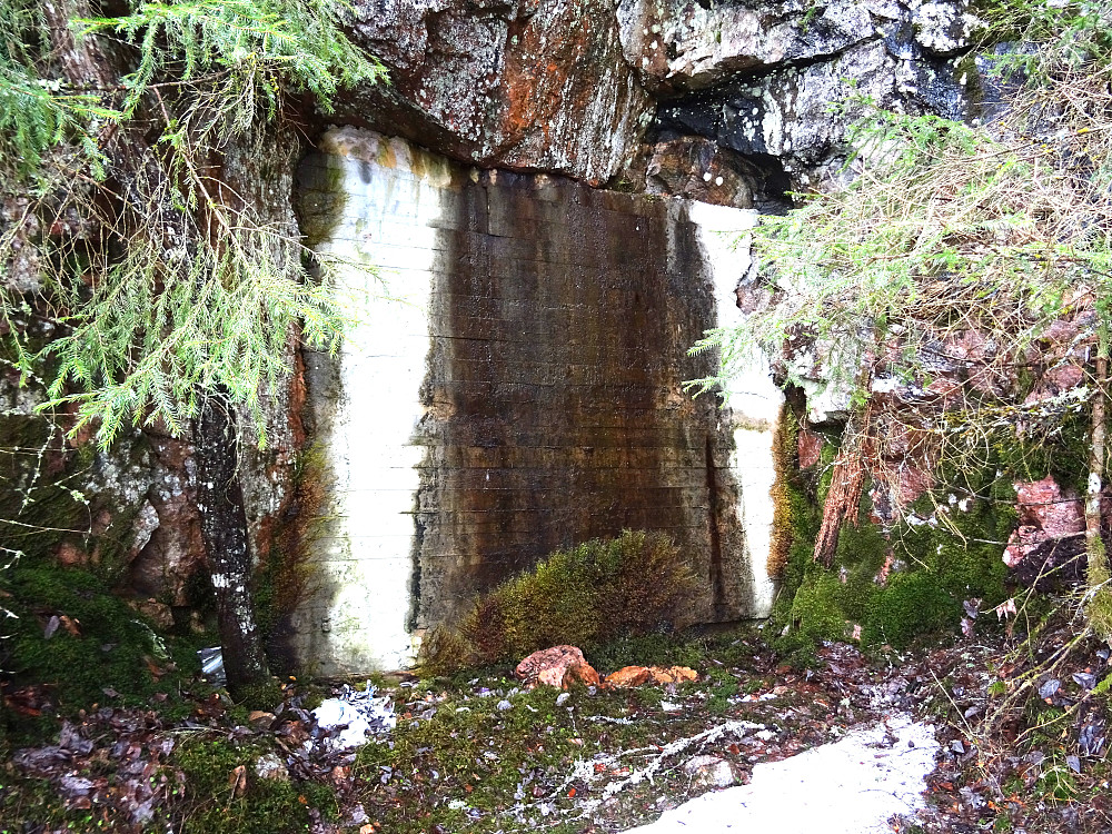 Gjenmurte huler i Fjøsberget