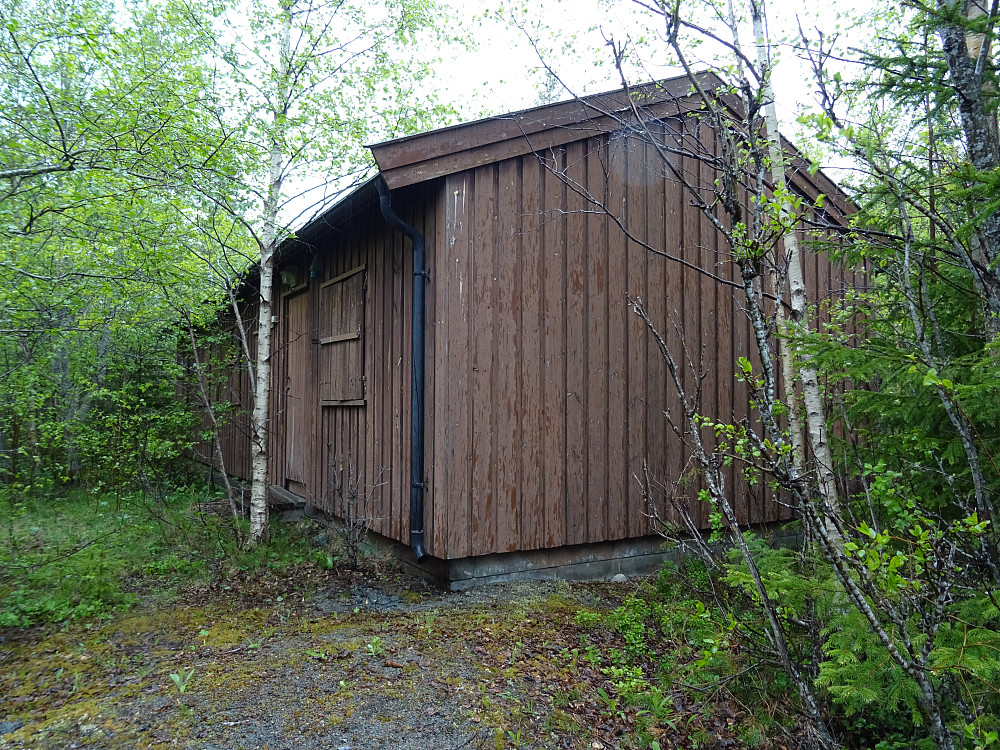 En stor bygning i toppområdet på Hommelvikheia