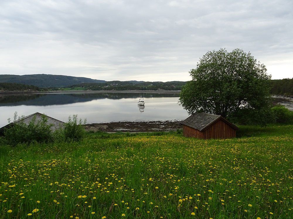 Naust og båt på Hoøya