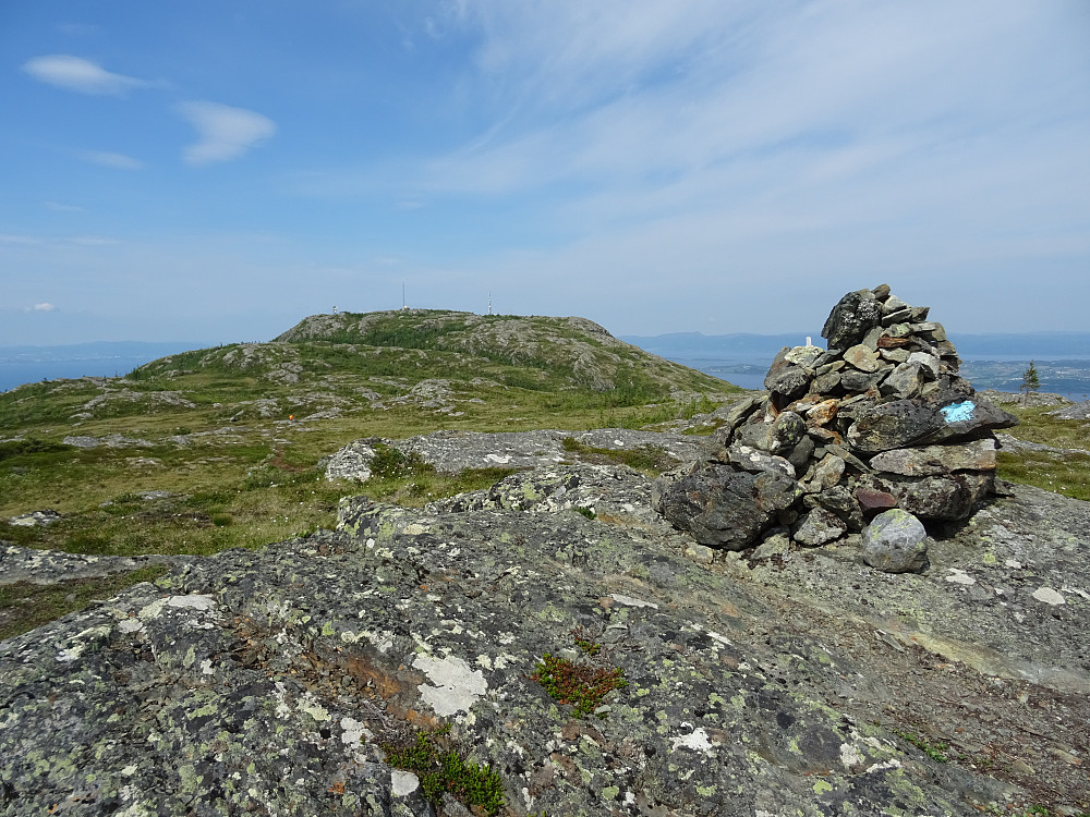 Toppvarden på Rammedalshøgda, med Forbordfjellet bak
